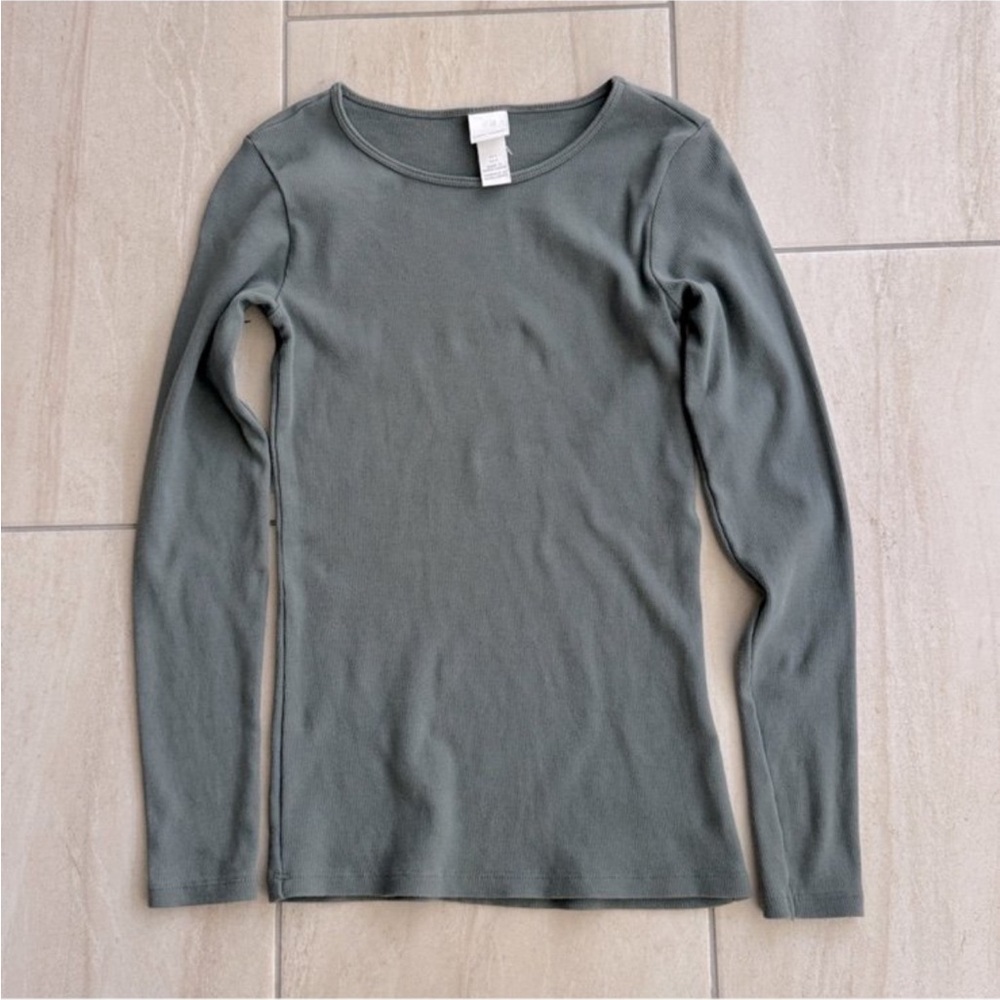 H&M dusty green long sleeve ribbed top
Size small